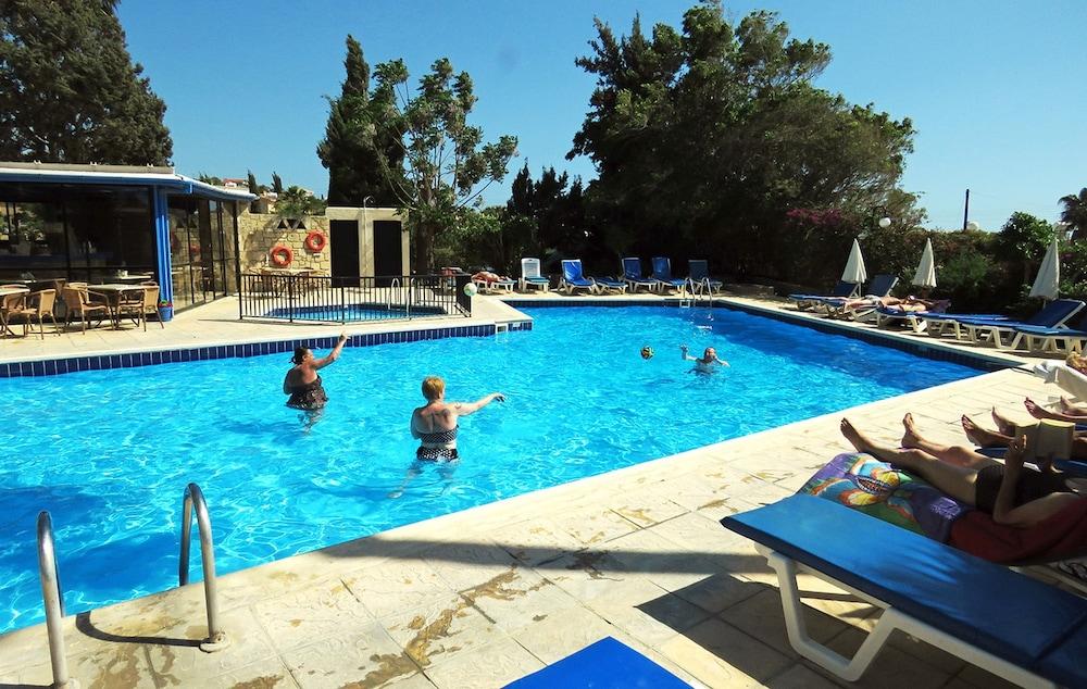 Hilltop Gardens Hotel Apartments Paphos Exterior photo